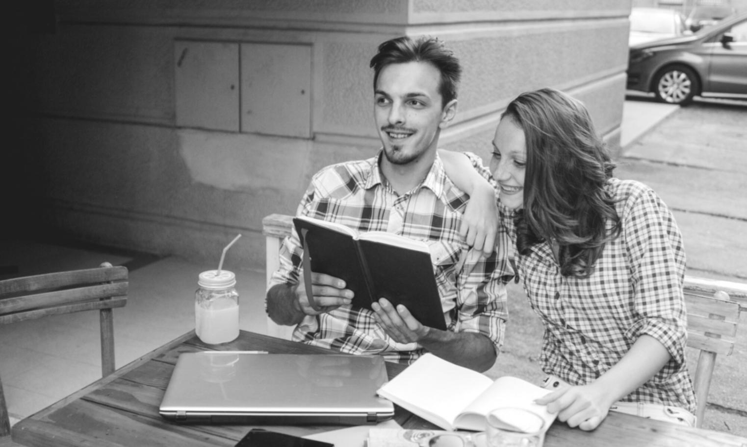 Groupe de personnes collaborant sur des projets d'affaires dans un environnement d'apprentissage moderne
